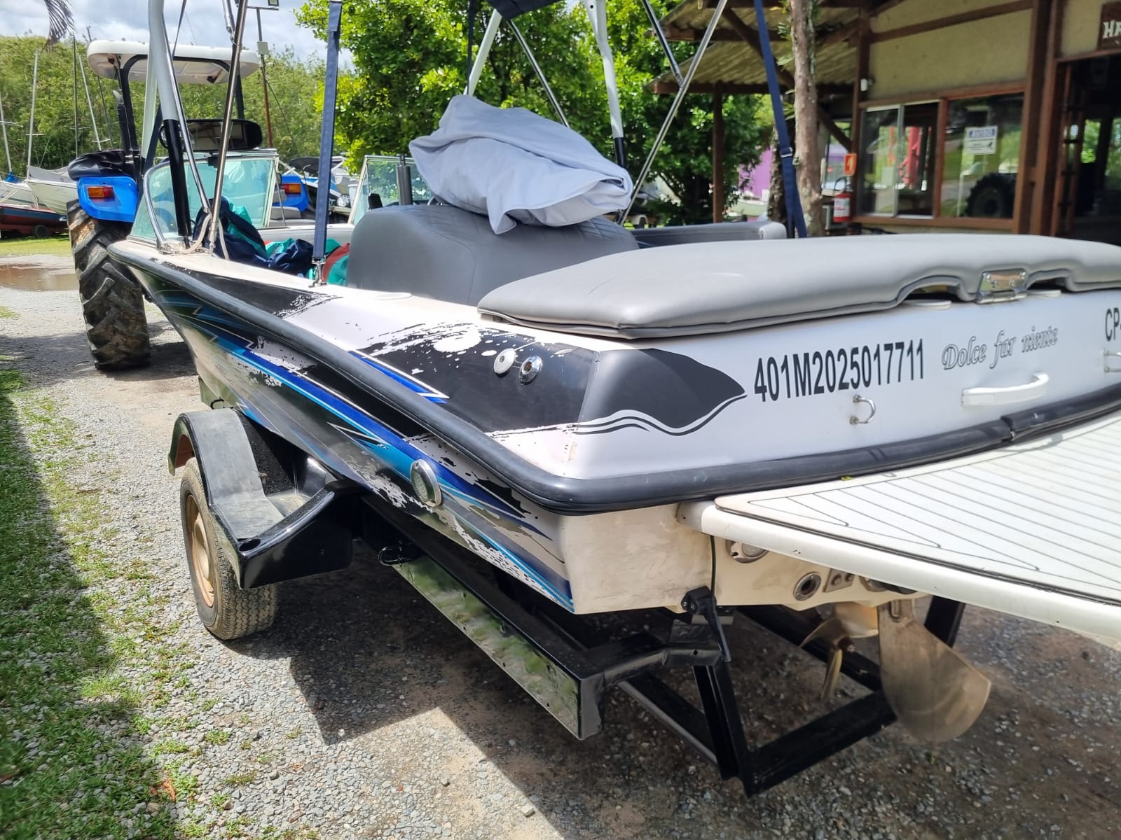 Antes da reforma — embarcação na Marina Sylvestre