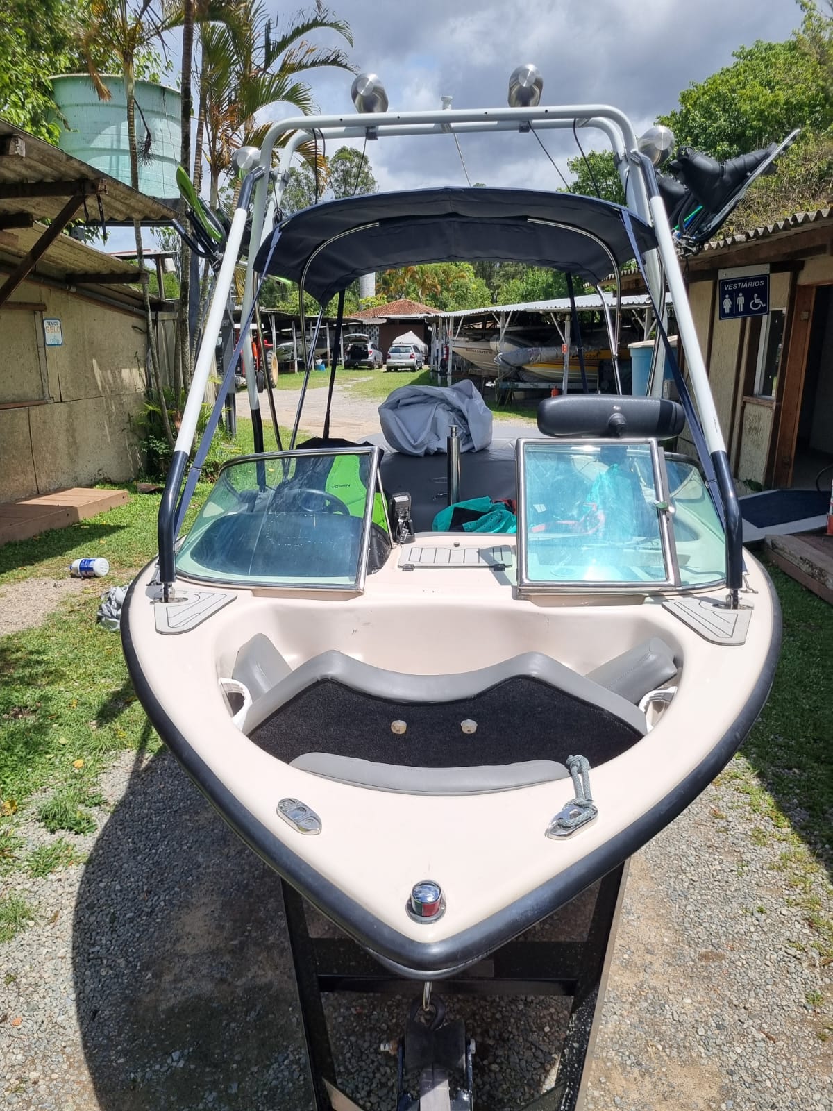 Antes da reforma — embarcação na Marina Sylvestre