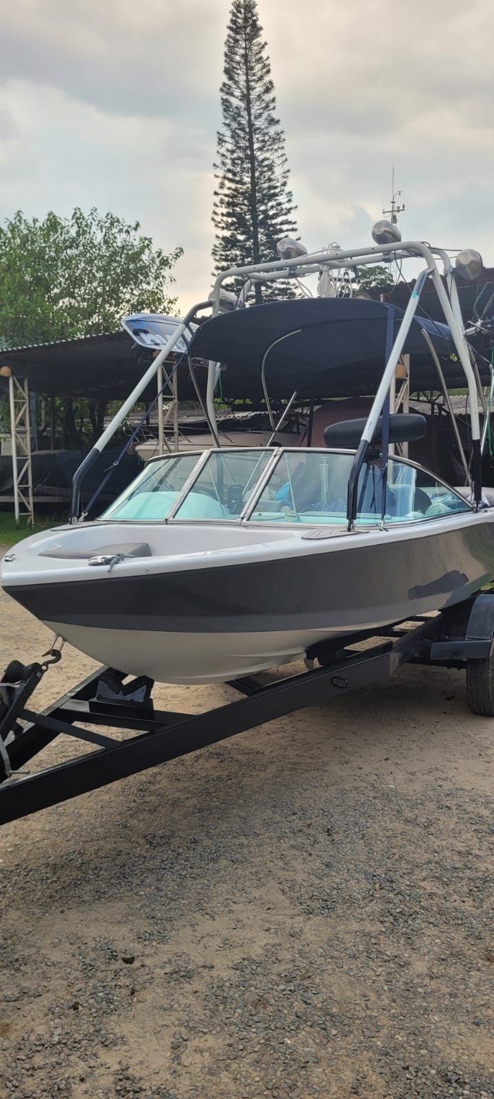 Depois da reforma — embarcação restaurada na Marina Sylvestre